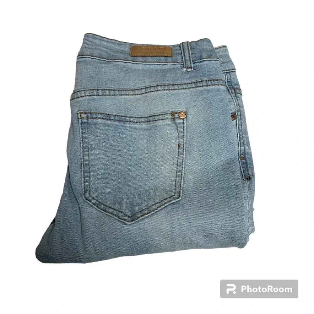 Celebrity Pink size 7 light wash cropped jeans light distressing